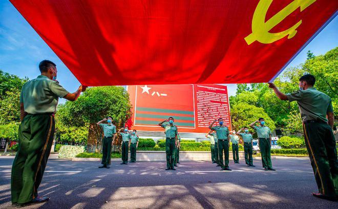 大学生用画笔扮靓背街小巷